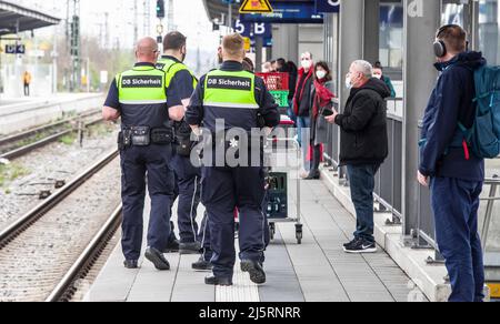 München, Bayern, Deutschland. 25. April 2022. Die Stadt München feiert 50 Jahre Schnellbahn-Bahn mit CHRISTIAN BERNREITER, KLAUS-DIETER JOSEL und Heiko BÃ¼ttner, die an einer Konferenz teilnehmen und von der Pasing nach Giesing fahren. Die ursprüngliche S-Bahn-Stammstrecke, die zwischen dem Hauptbahnhof und dem Hauptbahnhof gebaut wurde, begann 1966 und war am 28. April 1972, dem Jahr der Olympischen Spiele in München, einsatzbereit. Derzeit gibt es kein anderes System in Europa, das die Zugdichte im Netz hat, die das Münchner System hat: 20, 9 Millionen Kilometer Stockfoto