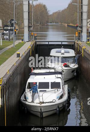 Mirow, Deutschland. 21. April 2022. Boote vertäuten in der Schleuse auf der Müritz-Havel-Wasserstraße. Der Wassertourismus auf der Mecklenburgischen Seenplatte steht kurz vor dem Beginn einer neuen Saison. Quelle: Bernd Wüstneck/dpa/Alamy Live News Stockfoto