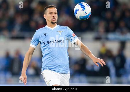 Der brasilianische Verteidiger von Lazio, Luiz Rofile, kontrolliert den Ball während des Fußballspiels der Serie A zwischen der SS Lazio und Atalanta im Olimpico-Stadion Roma in Mittelitalien am 24. April 2021. Stockfoto