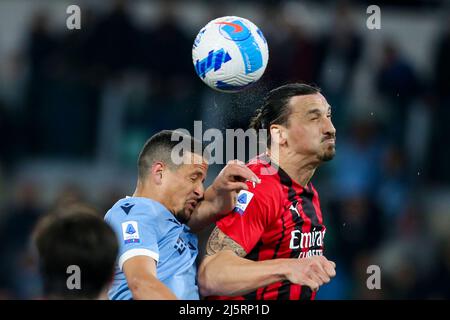 Der brasilianische Verteidiger von Latium, Luiz Rofile, fordert den Ball mit dem schwedischen Stürmer Zlatan Ibrahimovic MilanÕs während des Fußballspiels der SS Lazio und Atalanta im Olimpico-Stadion Roma in Mittelitalien am 24. April 2021. Stockfoto