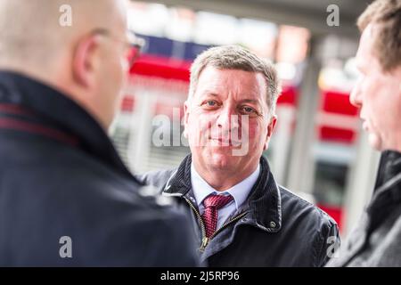 München, Bayern, Deutschland. 25. April 2022. CHRISTIAN BERNREITER Bayerns Verkehrsminister (Verkehrsminister von Bayern). Die Stadt München feiert 50 Jahre Schnellbahn-Bahn mit CHRISTIAN BERNREITER, KLAUS-DIETER JOSEL und Heiko BÃ¼ttner, die an einer Konferenz teilnehmen und von der Pasing nach Giesing fahren. Die ursprüngliche S-Bahn-Stammstrecke, die zwischen dem Hauptbahnhof und dem Hauptbahnhof gebaut wurde, begann 1966 und war am 28. April 1972, dem Jahr der Olympischen Spiele in München, einsatzbereit. Derzeit gibt es kein anderes System in Europa, das diese Dichte aufweist Stockfoto