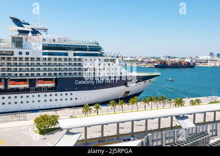 FORT LAUDERDALE, FLORIDA - 28. MÄRZ 2022: Das Kreuzschiff Celebrity Infinity (Celebrity Cruises) dockte im Hafen Everglades, Ft Lauderdale, Florida an. Stockfoto