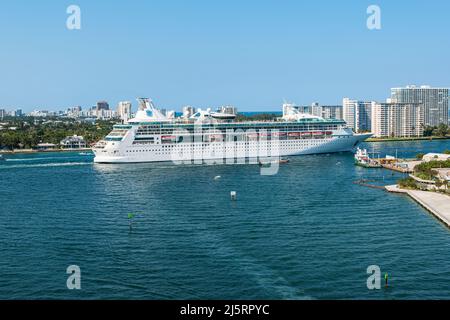 FORT LAUDERDALE, FLORIDA - 28. MÄRZ 2022: Das Kreuzschiff Royal Caribbean Vision of the Seas segelt vom Hafen Everglades in Ft Lauderdale, Florida. Stockfoto