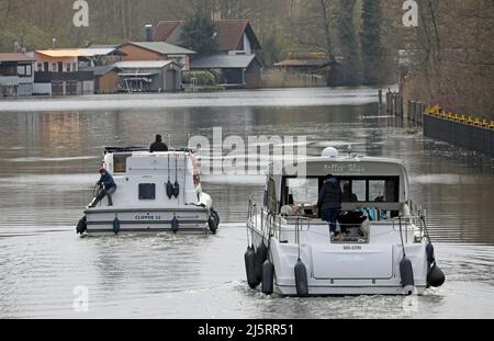 Mirow, Deutschland. 21. April 2022. Boote haben die Schleuse auf der Müritz-Havel-Wasserstraße verlassen. Der Wassertourismus auf der Mecklenburgischen Seenplatte steht kurz vor dem Beginn einer neuen Saison. Quelle: Bernd Wüstneck/dpa/Alamy Live News Stockfoto