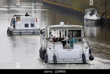 Mirow, Deutschland. 21. April 2022. Boote haben die Schleuse auf der Müritz-Havel-Wasserstraße verlassen. Der Wassertourismus auf der Mecklenburgischen Seenplatte steht kurz vor dem Beginn einer neuen Saison. Quelle: Bernd Wüstneck/dpa/Alamy Live News Stockfoto