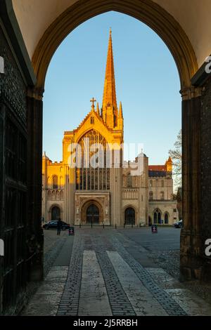 Sonnenuntergang in der Norwich Cathedral, Norfolk, England. Stockfoto