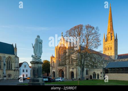 Sonnenuntergang an der Norwich Cathedral, der Stadt Norwich, Norfolk, England. Stockfoto