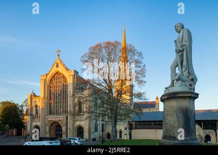 Sonnenuntergang an der Nelson Statue vor der Norwich Cathedral, Norfolk, England. Stockfoto