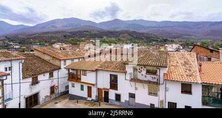 Panorama von Häusern neben dem Berg des Dorfes Caceres, Hervas, Spanien. Stockfoto