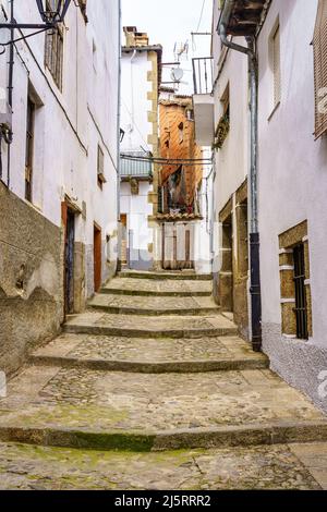 Schmale Gasse mit Steintreppen im hübschen Dorf Hervas. Stockfoto