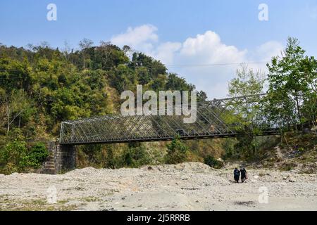 Eine Bailey-Brücke ist eine werksgefertigte Traversenbrücke. Es wurde in kleinen Abschnitten hergestellt, die leicht verschoben und vor Ort zusammengebaut werden konnten. Stockfoto