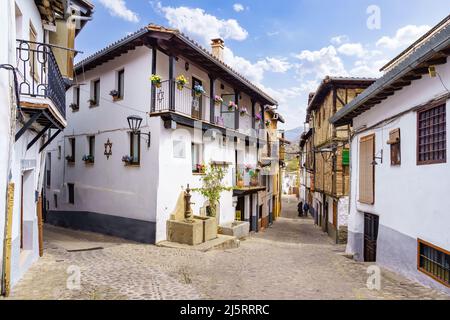 Jüdisches Viertel mit weißen Häusern und engen Gassen in Hervas, Caceres. Stockfoto