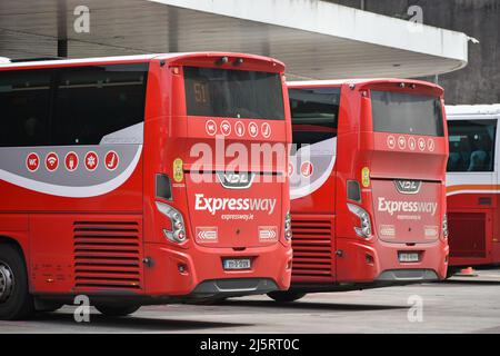 Der Busbahnhof Cork befindet sich am Cork Parnell Place und bietet Expressway- und Regionalverbindungen, die von Bus Éireann betrieben werden. Stockfoto