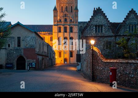 Die Nacht fällt in der Norwich Cathedral, Norfolk, England. Stockfoto