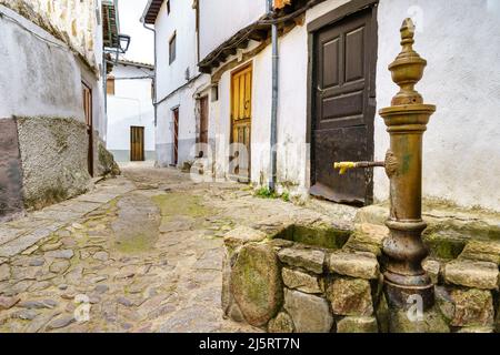 Sehr alter Brunnen in einem alten jüdischen Viertel von Hervas Caceres. Stockfoto