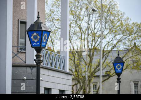 Ein Lampenschild vor der Anglesea Street Garda Station, Cork City. Irland Stockfoto