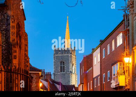 Die Nacht fällt auf der Princes Street in Norwich, Norfolk, England. Stockfoto