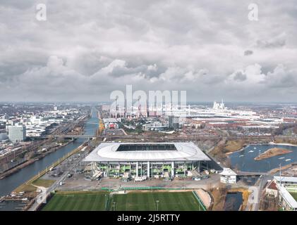 Wolfsburg, Deutschland - März 2022: Luftaufnahme der Volkswagen Arena und des Volkswagen-Werks Industriegebiets. Stadtbild von Wolfsburg. Stockfoto