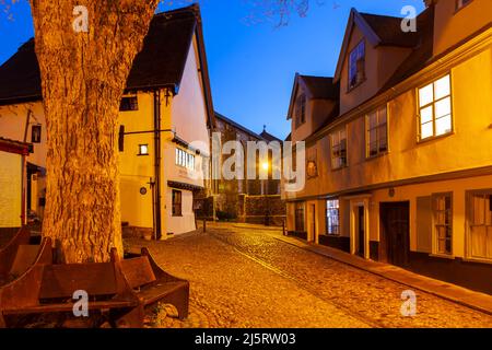 Nacht fällt auf Elm Hill in Norwich, England. Stockfoto