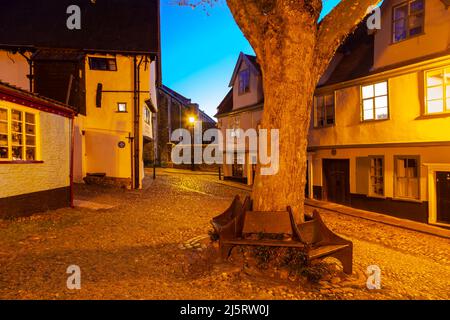 Nacht fällt auf Elm Hill im historischen Zentrum von Norwich, Norfolk, England. Stockfoto