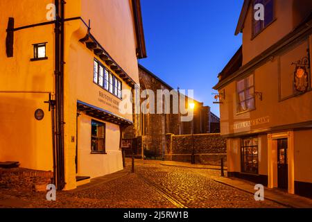 Nacht fällt auf Elm Hill im historischen Zentrum von Norwich, Norfolk, England. Stockfoto