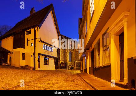 Nacht fällt auf Elm Hill in Norwich, Norfolk, England. Stockfoto