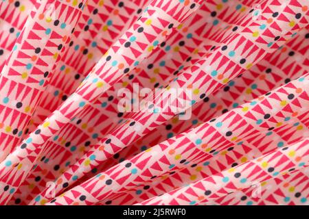 Mehrfarbiger, heller Baumwollstoff mit geometrischen Formen Stockfoto