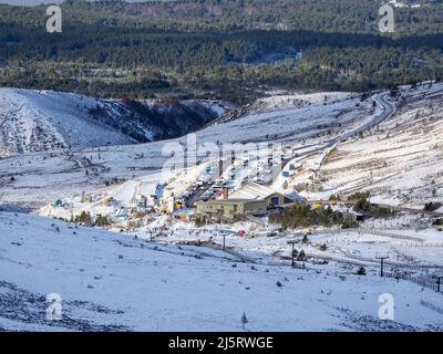 Das Cairngorm-Skigebiet oberhalb von Aviemore, Schottland, Großbritannien. Stockfoto