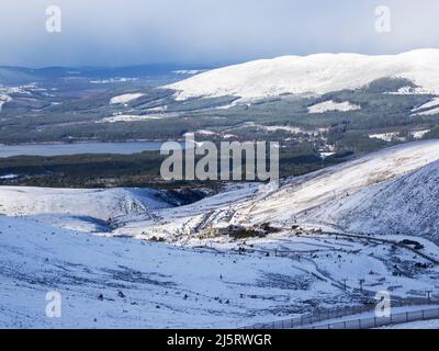 Das Cairngorm-Skigebiet oberhalb von Aviemore, Schottland, Großbritannien. Stockfoto