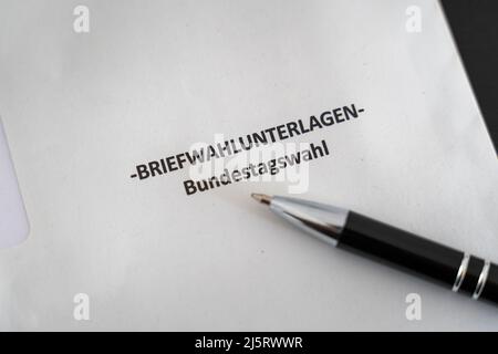 Unterlagen für die Briefwahl zur Bundestagswahl 2021 in Deutschland. Eine politische Partei für die Regierung zu wählen. Umschlag mit dem Stimmzettel. Stockfoto