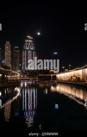 DUBAI, U.A.E - April 20 2022: Vertikale Ansicht des Dubai Mall und des Dubai Fountain am Abend. Die Dubai Mall ist das größte Einkaufszentrum in Th Stockfoto