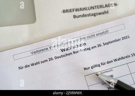 Unterlagen für die Briefwahl zur Bundestagswahl 2021 in Deutschland. Eine politische Partei für die Regierung zu wählen. Der Stimmzettel für die Abstimmung. Stockfoto