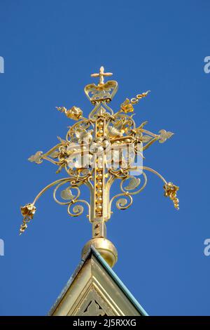 Goldenes Kreuz gegen blauen Himmel auf der russischen Kapelle in der Mathildenhöhe, Darmstadt Stockfoto