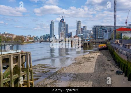 Blick auf die Themse neben dem Coaling Jetty vor dem Battersea Power Station. Einschließlich Wohnanlagen, mehrere im Bau Stockfoto