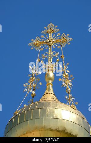 Goldenes Kreuz gegen blauen Himmel auf der russischen Kapelle in der Mathildenhöhe, Darmstadt Stockfoto