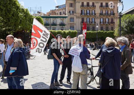 Palermo, Sizilien, Italien. 25. April 2022. Am 25. April, dem Tag der Befreiung (auch Jahrestag der Befreiung Italiens und des Widerstands), wird der Sieg der italienischen Widerstandsbewegung gegen Nazi-Deutschland während des Zweiten Weltkriegs gedenkt Eine Demonstration gegen alle Kriege mit ANPI, CGIL und der Kommunistischen Partei feiert den 25. April im Zeichen von Befreiung und Frieden auf dem Verdi-Platz vor dem Theater Massimo. (Bild: © Victoria Herranz/ZUMA Press Wire) Stockfoto