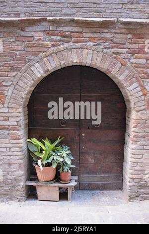 Sammlung von mittelalterlichen Holztüren in einem sehr alten mittelalterlichen und römischen Land in Italien. Stockfoto