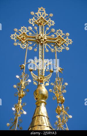 Goldenes Kreuz gegen blauen Himmel auf der russischen Kapelle in der Mathildenhöhe, Darmstadt Stockfoto