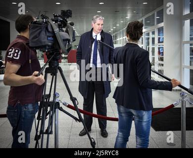 2022-04-25 18:40:07 UTRECHT - Bürgermeister Wouter Kolff von Dordrecht kommt für den Sicherheitsrat, wo unter anderem die Aufnahme von ukrainischen Flüchtlingen auf der Tagesordnung ist. ANP RAMON VAN FLYMEN niederlande Out - belgien Out Stockfoto