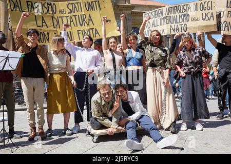 Palermo, Sizilien, Italien. 25. April 2022. Am 25. April, dem Tag der Befreiung (auch Jahrestag der Befreiung Italiens und des Widerstands), wird der Sieg der italienischen Widerstandsbewegung gegen Nazi-Deutschland während des Zweiten Weltkriegs gedenkt Eine Demonstration gegen alle Kriege mit ANPI, CGIL und der Kommunistischen Partei feiert den 25. April im Zeichen von Befreiung und Frieden auf dem Verdi-Platz vor dem Theater Massimo. (Bild: © Victoria Herranz/ZUMA Press Wire) Stockfoto