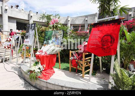 April 24, 2022, Bangkok, Thailand: People of October 1976 and the Wanlayangkoon family Organized a memorial service and remembrance of Wat Wanlayangkoon at the October 14 Memorial after his death on March 21, 2022 in Paris, France. without returning to Thailand due to political asylum following the coup by General Prayut Chan-o-cha and was charged with lese majeste (Criminal Law Section 112), in which he was one of the survivors of the October 6, 1976 massacre at Thammasat University and Escaping the political dangers into the forest to join the Communist Party of Thailand under the name Comra Stockfoto