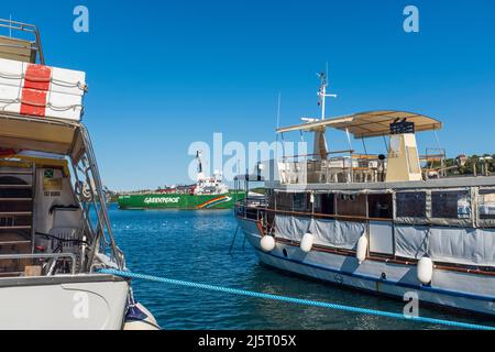 Schiff von Greenpeace Arctic Sunrise' im Hafen von Pula, Kroatien am 14. Oktober 2021. Stockfoto