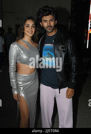 Mumbai, Indien. 25. April 2022. Die L-R Bollywood-Schauspieler Kiara Advani und Kartik Aaryan posieren für ein Foto während einer Werbeveranstaltung ihres kommenden Films „Bhool Bhulaiyaa 2“ in einem Studio in Mumbai. Der Horrorfilm wird am 20.. Mai 2022 im Kino veröffentlicht. Kredit: SOPA Images Limited/Alamy Live Nachrichten Stockfoto