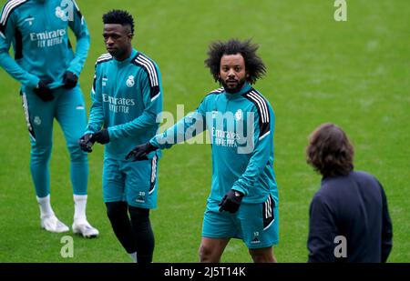 Marcelo Vieira (Mitte rechts) und Vinicius Junior (Mitte links) von Real Madrid während eines Trainings im Etihad Stadium, Manchester. Bilddatum: Montag, 25. April 2022. Stockfoto