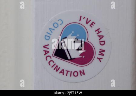 London, Großbritannien. 22. April 2022. Der Aufkleber „Ich habe meine COVID-Impfung erhalten“ ist in einer Klinik zu sehen. (Foto: Dinendra Haria/SOPA Images/Sipa USA) Quelle: SIPA USA/Alamy Live News Stockfoto