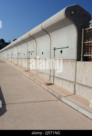 Ein Teil der neuen Ufermauer und des Gehwegs in Dawlish, South Devon, wie im Jahr 2022 gesehen. Stockfoto