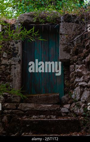 Alte Hobbit-Stil Hütte Im Wald Stockfoto