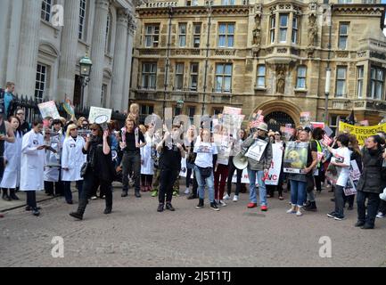 Welttag für Tiere in Laboratorien, Cambridge, Großbritannien, 25. 2015. April - Tierrechtsaktivisten protestieren in der Nähe der Universität Cambridge