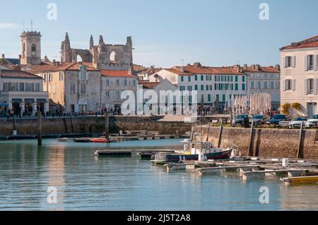 Der Hafen und die Kirche Saint-Martin, Saint-Martin-de-Re, Ile de Re, Charente-Maritime (17), Nouvelle Aquitaine, Frankreich Stockfoto