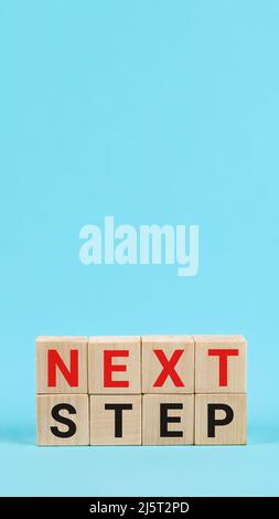 Next Step Konzept mit Buchstaben auf Holzwürfeln Educatio Stockfoto